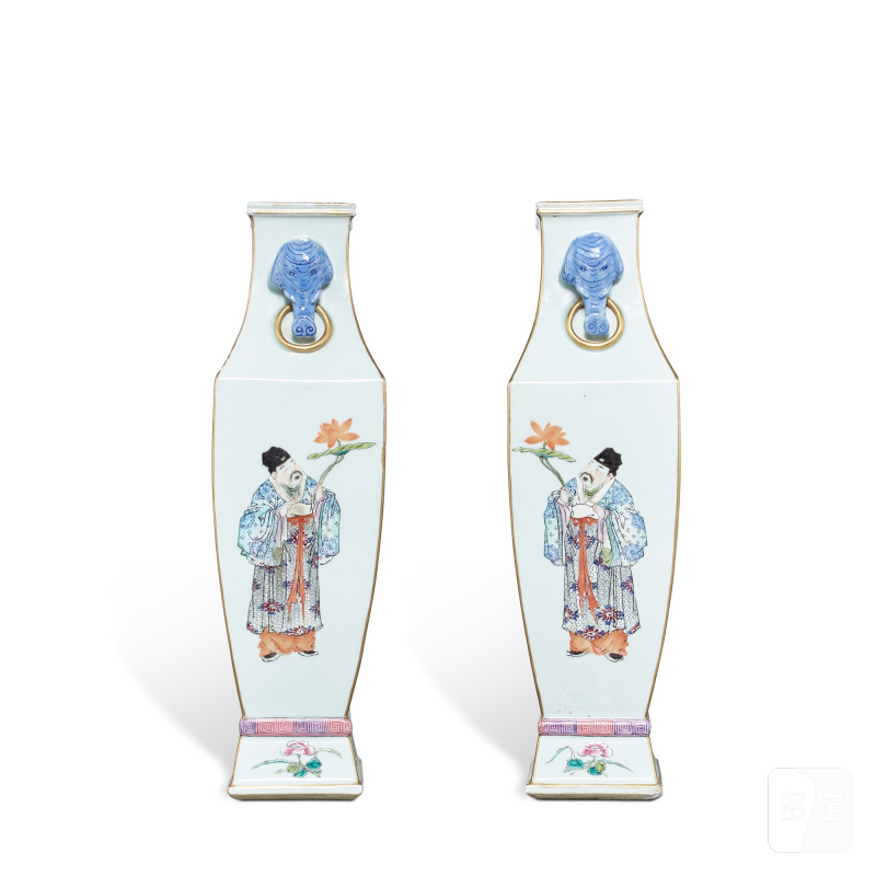 A pair of famille-rose 'figures' vases, Republican period | 民國 粉彩人物四方瓶一對 《大清乾隆年製》仿款 - 图3